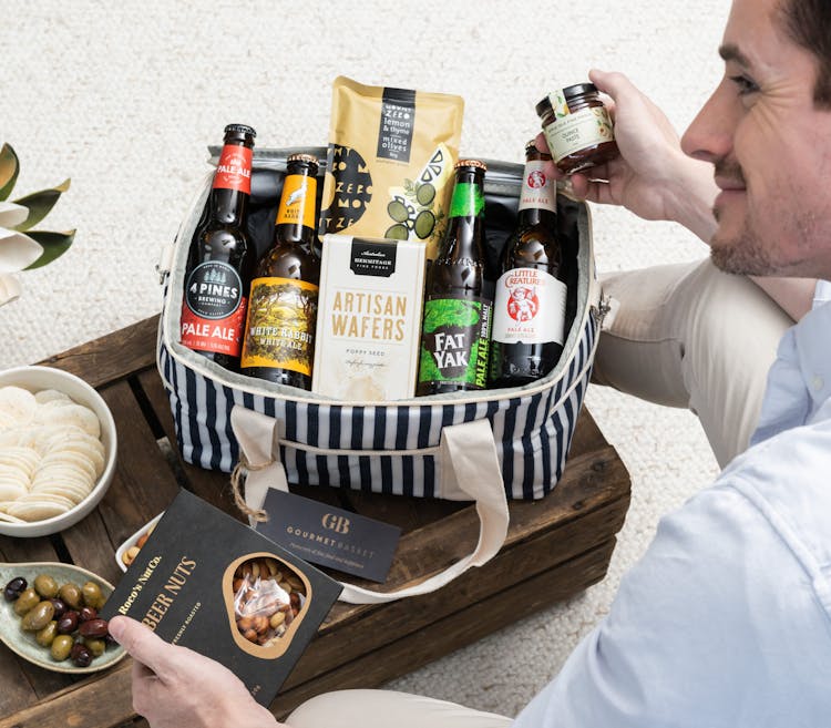 Beers and Nibbles Picnic Hamper GB24_751