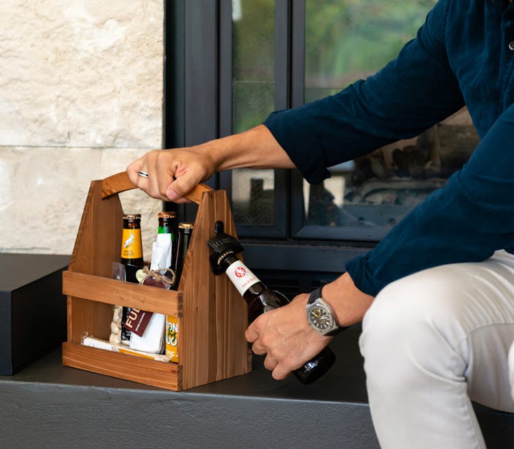 Wooden_beer_caddy_with_snacks_1_LR