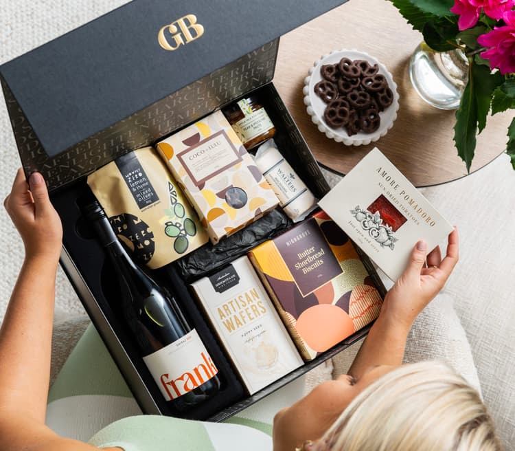 Good Wine and Nibbles Hamper GB24_196