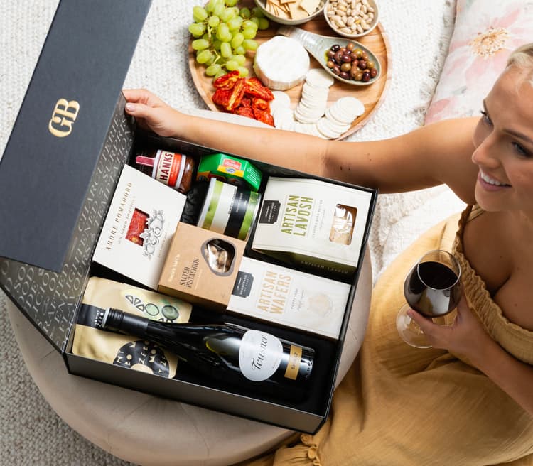 Prestige Brie Cheese and Wine Hamper GB24_251