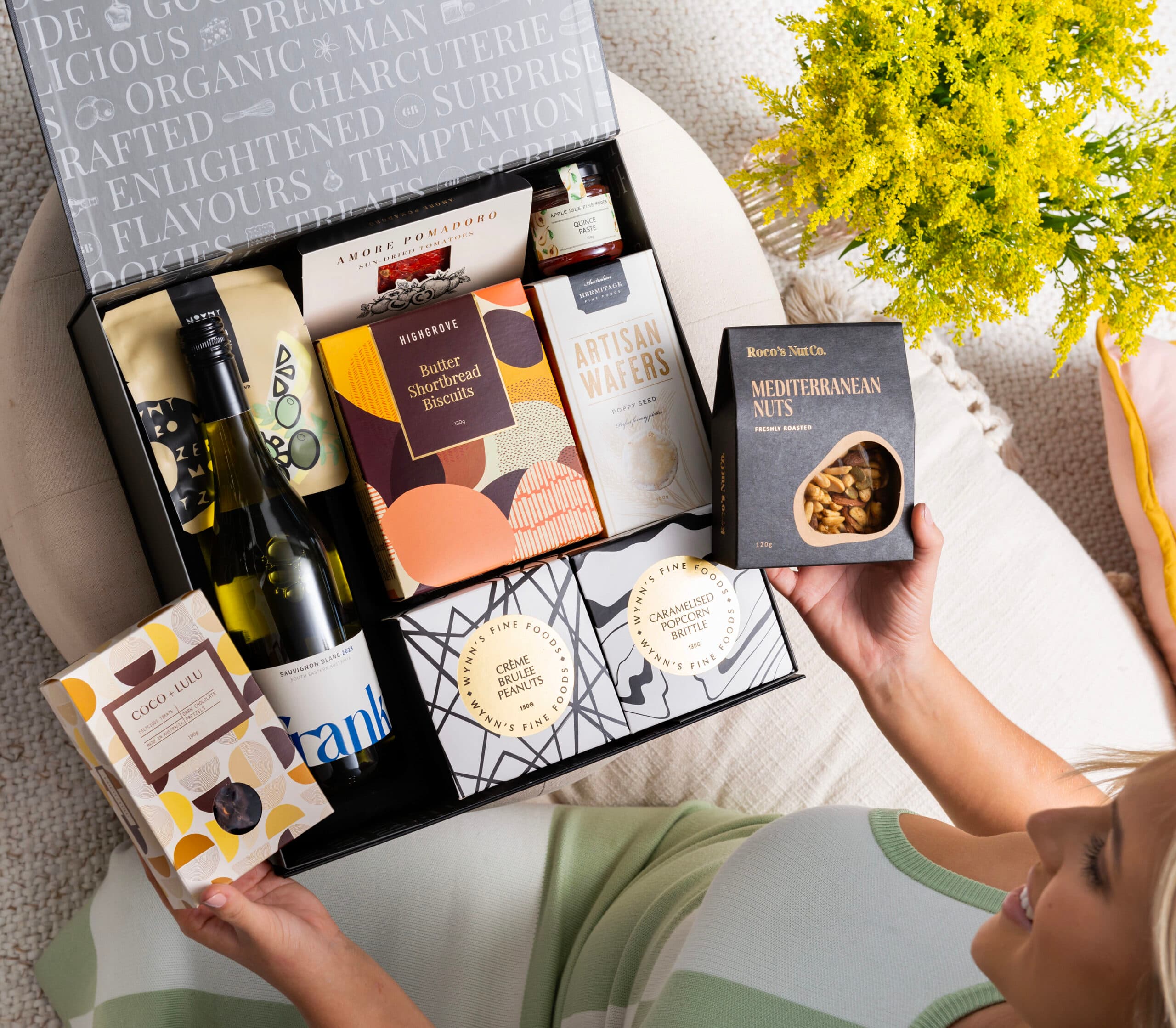 White Wine and Nibbles Hamper GB24_242