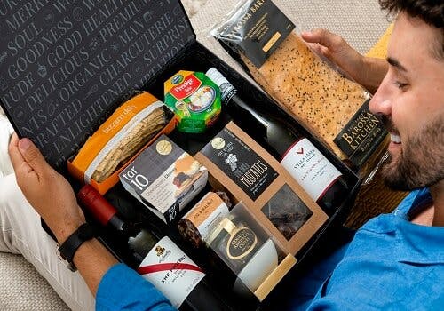 CHEESE & WINE GIFT HAMPERS