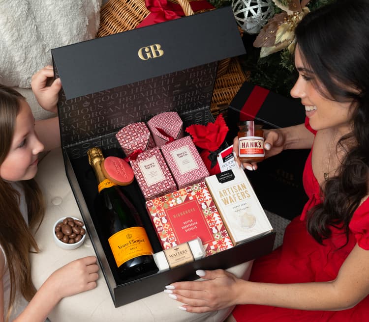 Veuve Christmas Hamper IHS GB23_Xmas_046