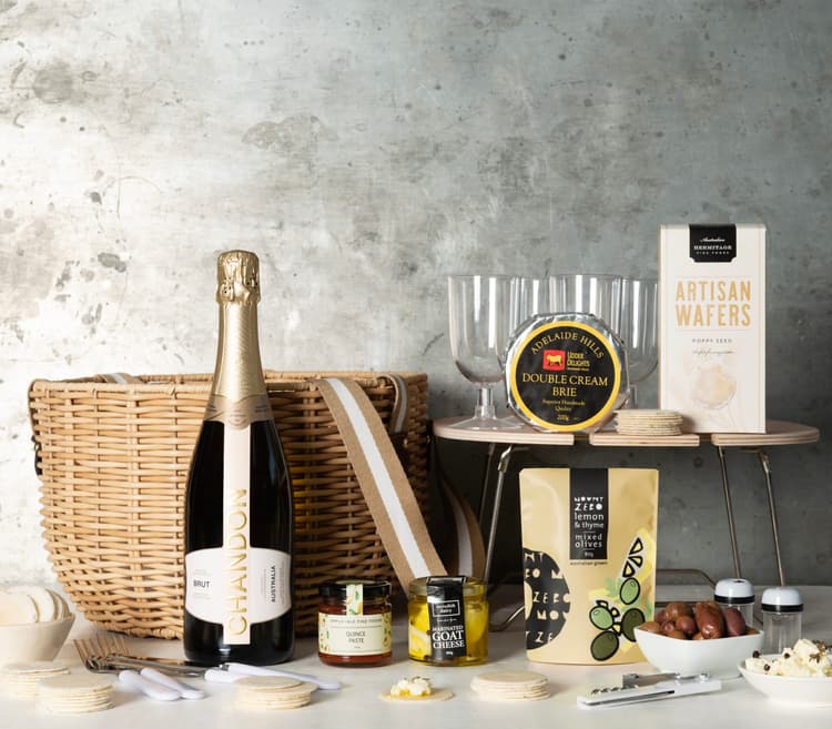Cheese and Sparkling Picnic Basket GB24_063